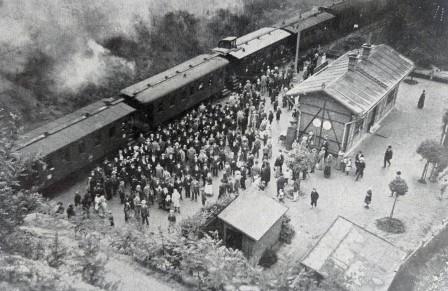 Odjezd padesátiletých z jaroměřské zastávky do Dvora Králové nad Labem k odvodu v roce 1915.