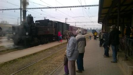 Parní lokomotiva 310.0134 při nostalgické jízdě na nádraží Jaroměř
