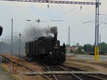 Parní lokomotiva 310.0134 přijíždí z Turnova na nádraží Jaroměř