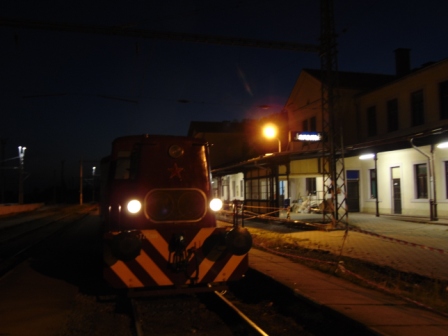 Lokomotiva T211.2009 na nádraží Jaroměř připravená na noční projížďku