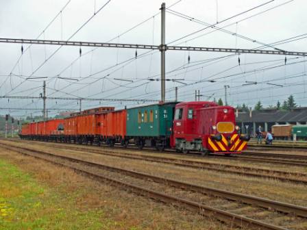 Motorová lokomotiva T211 posouvá Legiovlak do areálu muzea