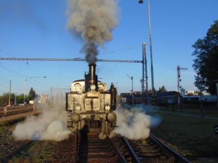 Parní lokomotiva 310.0134 vyjíždí ráno z výtopny
