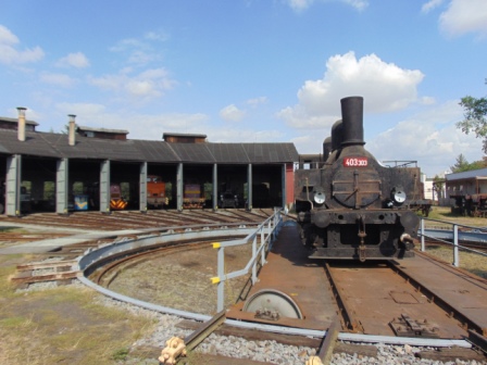 Rotunda s hlavní částí expozice a parní lokomotiva řady 403.303 na točně