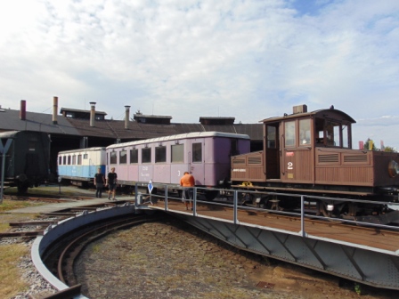 Posun osobních vozů z nostalgického vlaku k rotundě