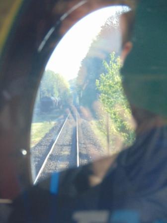 Pohled na trať přes strojvedoucího lokomotivy 310.0134