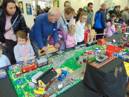 Kolejiště z LEGO kostek na akci Svět kostek Olomouc