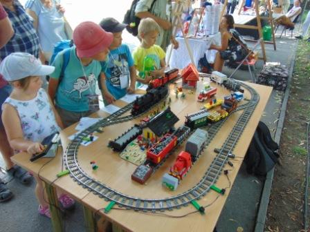 Kolejiště z LEGO kostek na nábřeží paromilů