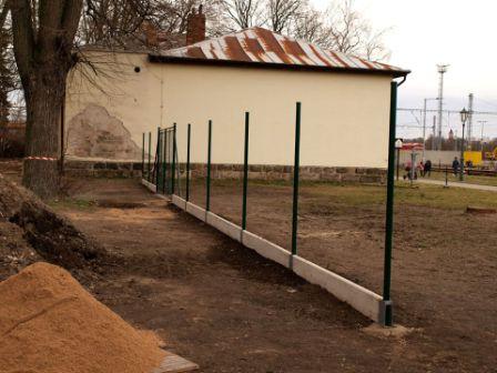 Část obnovovaného oplocení areálu muzea